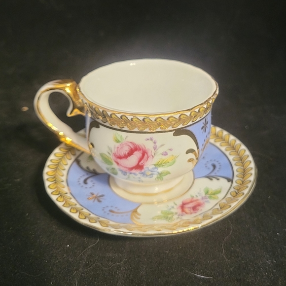 VINTAGE VICTORIA'S GARDEN PINK ROSES GOLD TRIM MINI TEACUP/CUP AND SAUCER. - Picture 2 of 8